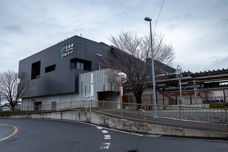 Japan-Tokyo-Hiking-Kasama-Wakaguni - Iwama station. There is no convenience store nearby, even though it is quite a sizeable town. I ran about 1km along the road to go to the 7-eleven on 