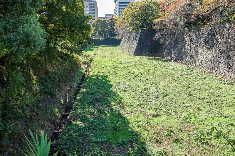 Japan 2015 - Tokyo - Nagoya - Hiroshima - Shimonoseki - Fukuoka - The moat around the castle has no water.
