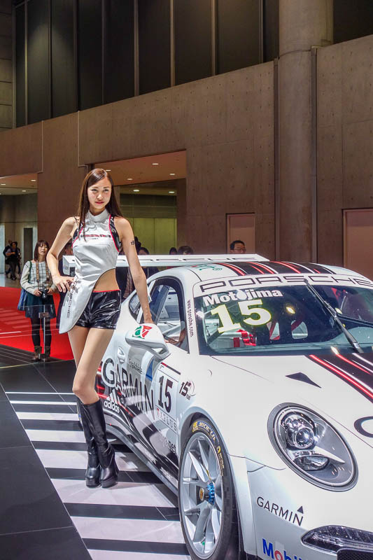 Japan 2015 - Tokyo - Nagoya - Hiroshima - Shimonoseki - Fukuoka - Even Porsche has girls standing awkwardly.