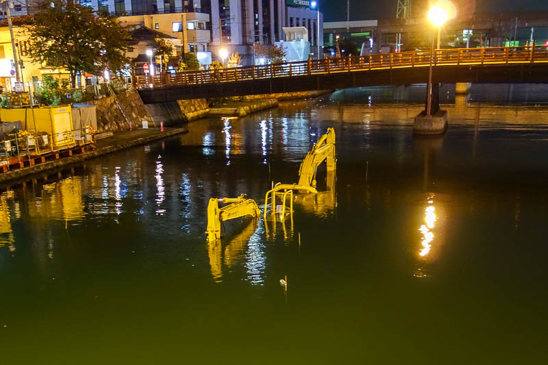 Japan 2015 - Tokyo - Nagoya - Hiroshima - Shimonoseki - Fukuoka - Now I stared at this for a while and I am convinced its an excavator on the bottom of the river that should not be there. There were floating spill po
