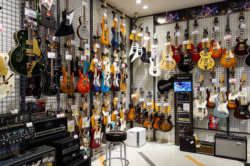 Visiting 9 cities in Japan - Oct and Nov 2016 - There was however a guitar shop, where I was the recipient of another NO PHOTO bow.