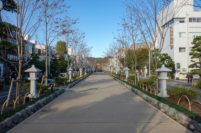 Visiting 9 cities in Japan - Oct and Nov 2016 - Looking back up this middle shop avoidance street the other way, I am sure the shop keepers love this concept.