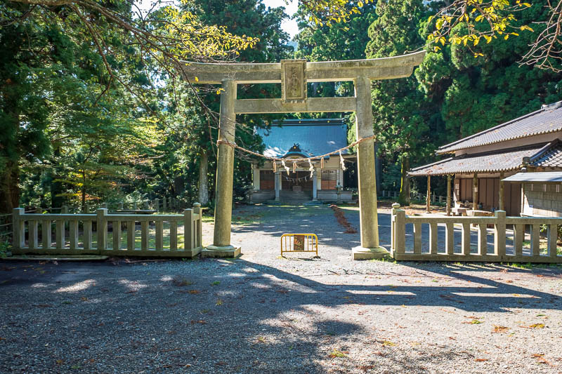 Back to Japan for even more - Oct and Nov 2017 - After a pretty short descent down a trail with stairs which everyone else used to get to the summit, I arrived at the temple / shrine. It wasnt a grea