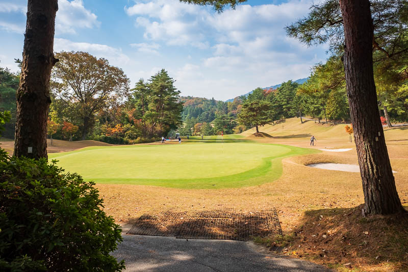 Back to Japan for even more - Oct and Nov 2017 - A short while after the end of the rocky garden, you pass a golf course, right on the side of the mountain. It wont be the last one today either, ther
