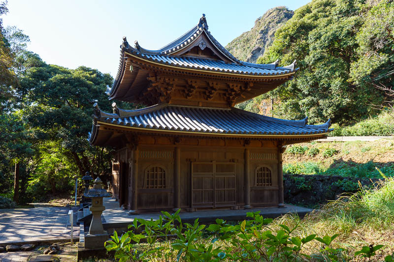 Of course I am back in Japan yet again - Oct and Nov 2018 - Further down towards the car park there appears to be a whole heap of nice temples and shrines, but you are not allowed in. This is the only one I cou