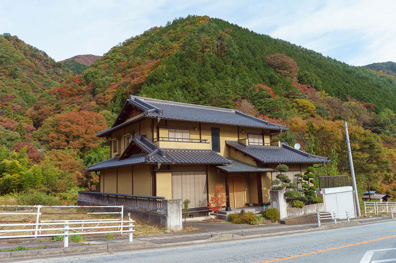 Of course I am back in Japan yet again - Oct and Nov 2018 - Here is a nice house with some nice topiary and a nice backdrop. Those mountains are the other side of the road, not the ones I was going to. Still it
