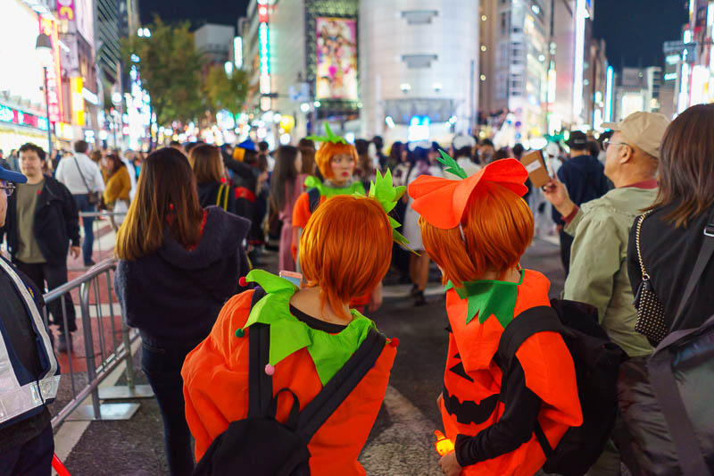 Japan-Tokyo-Halloween-Shibuya - Once out of the crush I tried to find things to photograph. Heres some pumpkins.