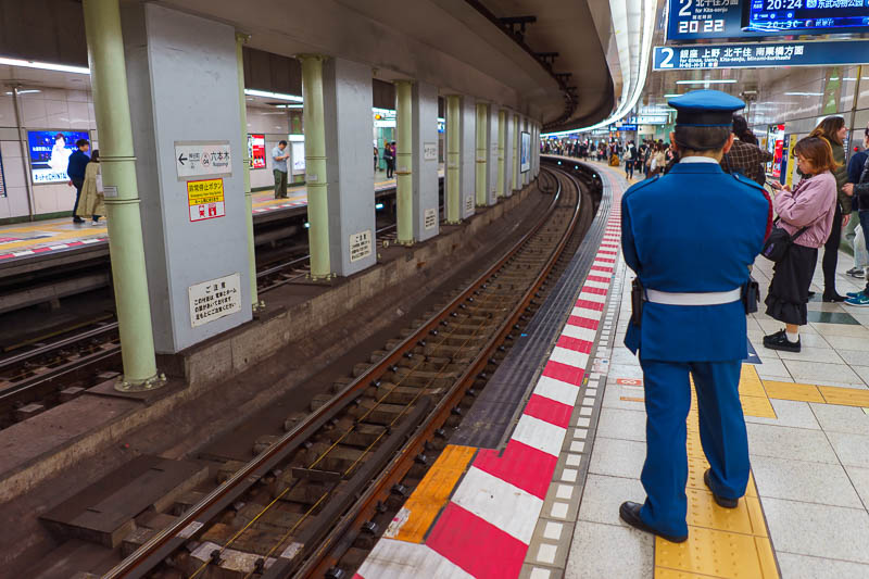 Japan-Tokyo-Roppongi - I love a curved subway station.