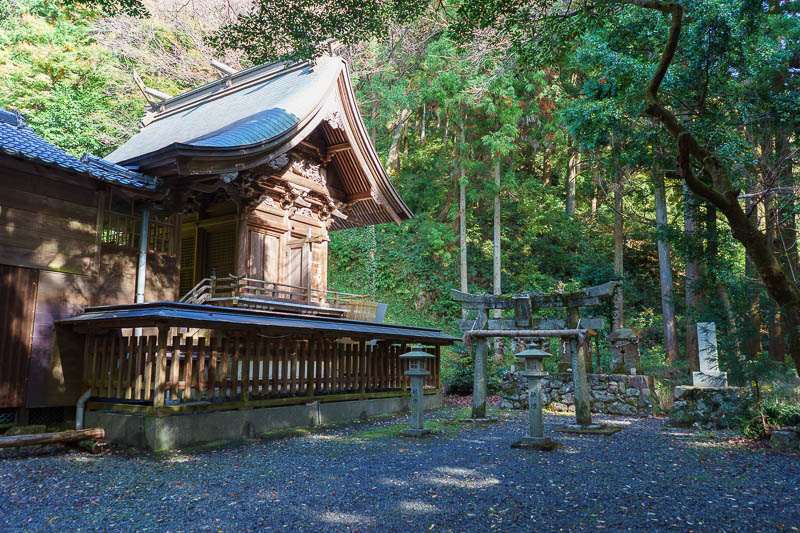 Japan-Kitakyushu-Sarakurasan-Hiking - Ahhh, a shrine, the road must be coming up soon.