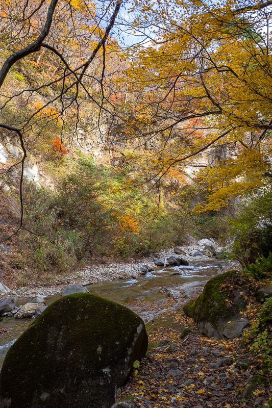 Japan-Hiking-Omoshiroyama-Yamadera - Rocks, water, leaves.