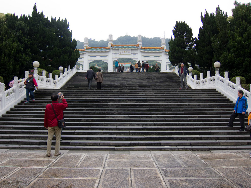 Taiwan-Taipei-National Palace-Museum - The steps to the palace. Normal people dont bother, theres a bus that takes you underground to an escalator.