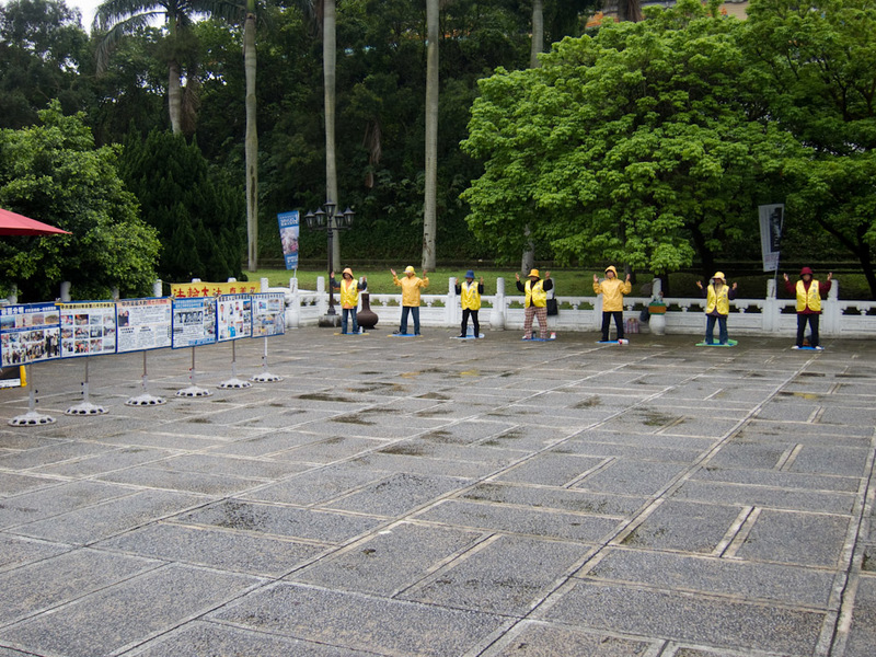 Taiwan-Taipei-National Palace-Museum - Taking advantage of the hordes of mainlanders, Falun Gong has set up their best ever mass yoga demonstration next to the entrance. With all the regula