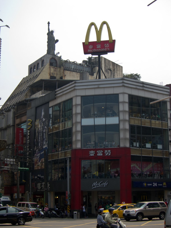 Taiwan-Keelung-Buddha-Shopping Street - Wikitravel lists the statue of liberty on top of mcdonalds as a highlight. So I took a photo. According to the info in the nearby tourist information 