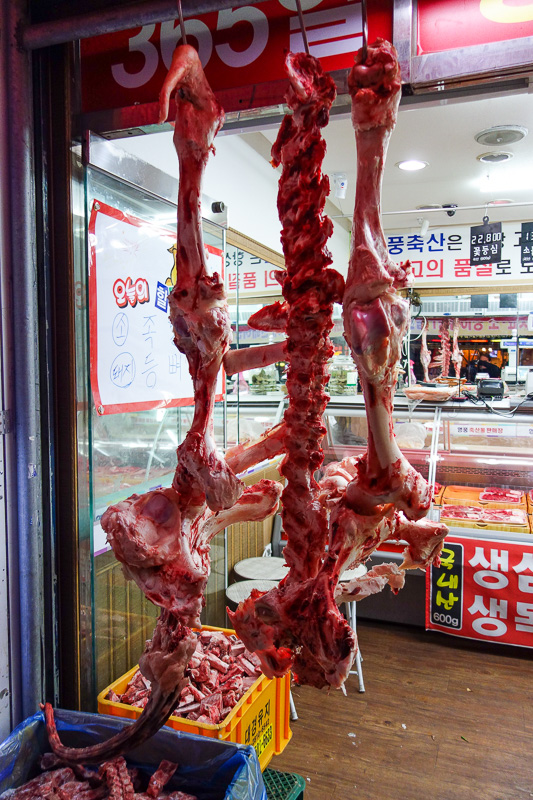 Korea again - Incheon - Daegu - Busan - Gwangju - Seoul - 2015 - Huge bones. Seriously 6 foot high. I dont know what they came out of. Fresh!