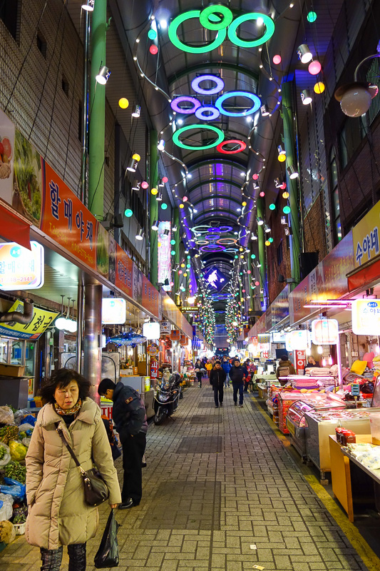 Korea again - Incheon - Daegu - Busan - Gwangju - Seoul - 2015 - But being lost led me to covered markets. Neither modern nor traditional, they are the former modern areas now not so modern. Interesting lighting.