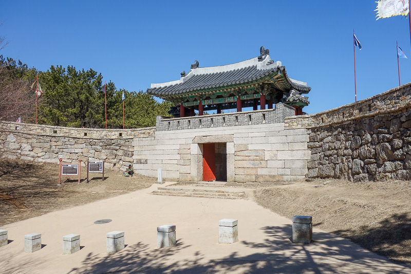 Korea again - Incheon - Daegu - Busan - Gwangju - Seoul - 2015 - And this is the first gatehouse, and the start of the great wall of Korean military failure. Rebuilt. The rebuilt parts were guarded by rope, the old 