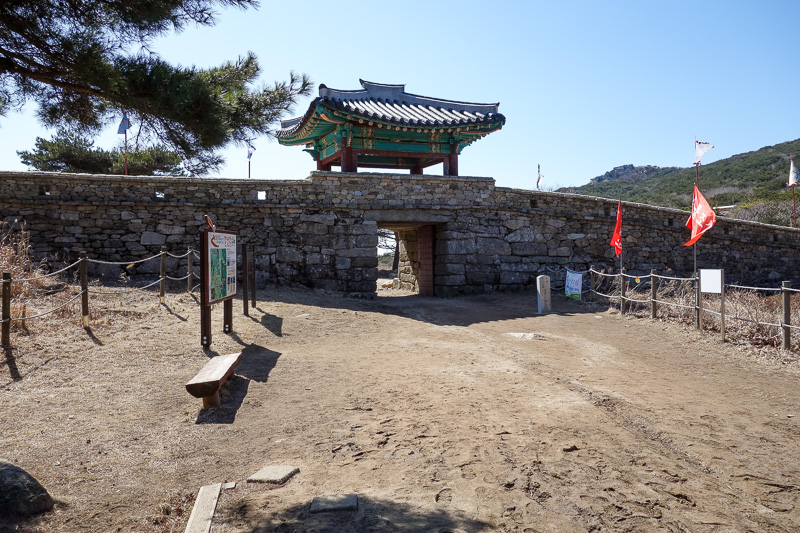 Korea-Busan-Hiking-Geumjung - The final gatehouse. Now for the descent. Only another 90 minutes!
