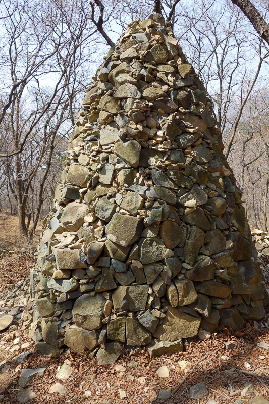 Korea again - Incheon - Daegu - Busan - Gwangju - Seoul - 2015 - Random stone mounds started to appear everywhere, but theres no temple in site. Are they graves? I dont think they are, perhaps its just an old person