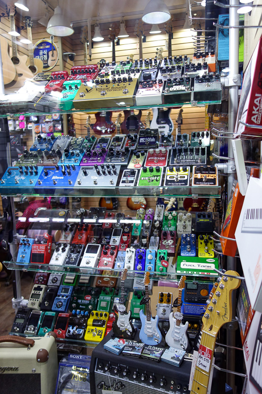 Korea again - Incheon - Daegu - Busan - Gwangju - Seoul - 2015 - Back down again, and perhaps the best bit of the music arcade was there is also a lot of secondhand stuff. In my opinion, secondhand guitars are bette