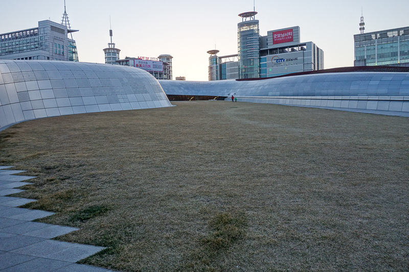 Korea again - Incheon - Daegu - Busan - Gwangju - Seoul - 2015 - And if you keep walking, you end up on the roof, on the grass.
