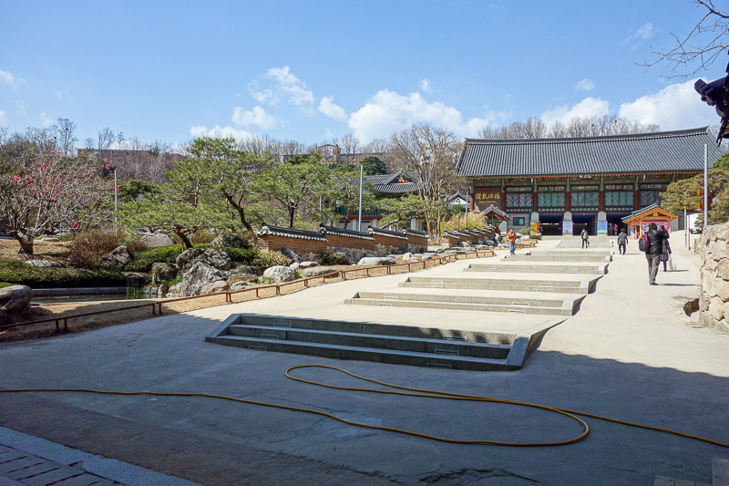 Korea again - Incheon - Daegu - Busan - Gwangju - Seoul - 2015 - Gangnam has a temple too. LITERALLY, right across the road from the casino. See what I wrote about monks yesterday.