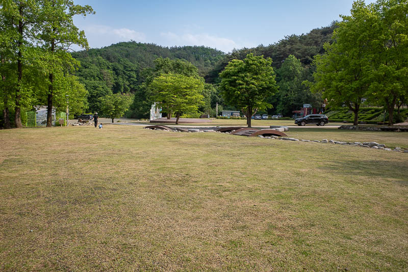 Korea for the 4th time - May and June 2022 - Example of the well looked after grounds.