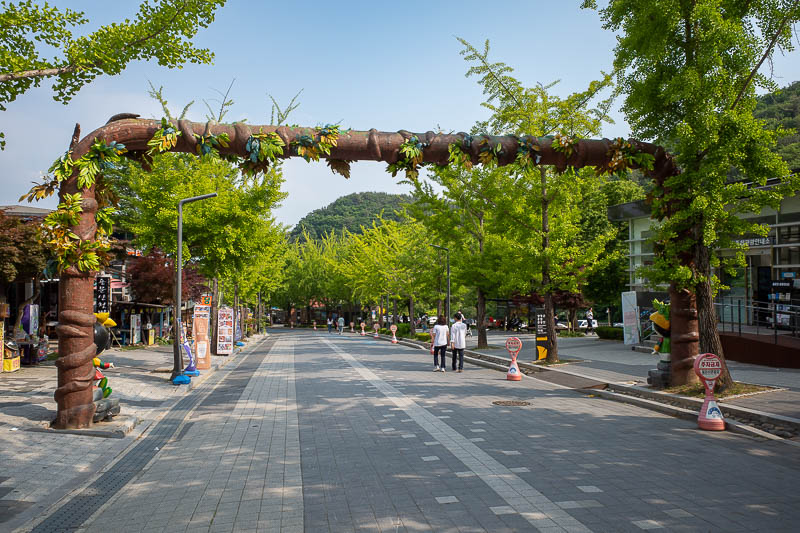 Korea for the 4th time - May and June 2022 - The street down to the bus stop was also very nice. And on the subject of the bus, for once it came almost immediately. Generally I hate buses, they n