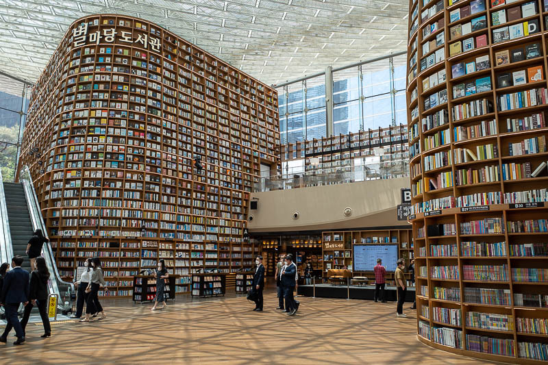 Korea for the 4th time - May and June 2022 - This library is often featured in western media about tourism in Korea. If you want a book from the top shelf, you might die. There is a very similar 