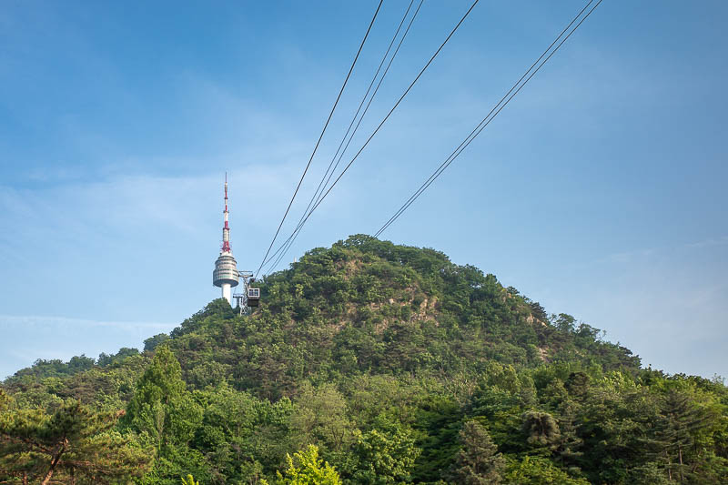 Korea-Seoul-Namsan-Curry - The cable car does not seem to run often due to lack of customers. Instead they wait until it is absolutely full and start up the line. Good plan to m