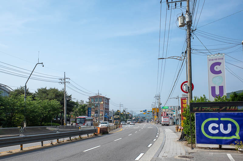Korea for the 4th time - May and June 2022 - Here is the highway through Daesong, it is actually a tourist town, with many little cottages in the hills.