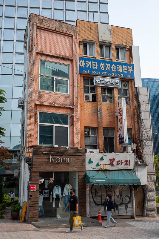 Korea for the 4th time - May and June 2022 - On my way to the subway I passed this nail house, still here wedged in between shiny glass buildings, the tenants probably pay a fortune to rent a pla