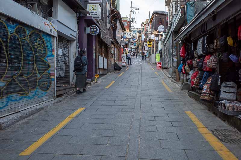 Korea-Seoul-Itaewon - Time to head back up some alleyways and see whats going down at 6pm on a Tuesday night.