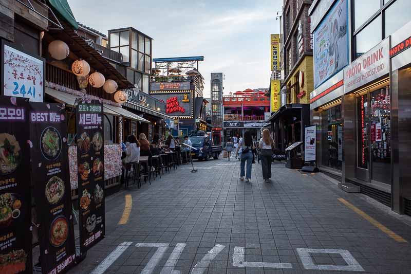 Korea-Seoul-Itaewon - Not much was going on, not even at the strangely named 'dead mans fingers'.