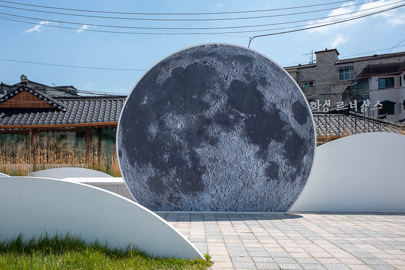 Korea-Suwon-hwaseong fortress - In Korea you can appreciate the moon in the middle of the day.
