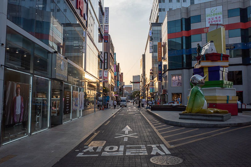 Korea-Daegu-Food-Shopping - Tonight's sunset shot, with street sculptures.