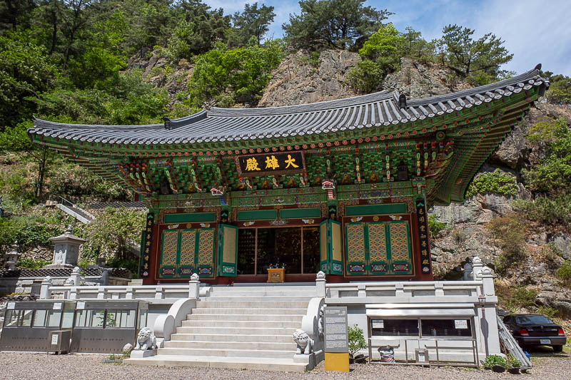 Korea-Daegu-Hiking-Apsan - After descending down the front side without a view to be seen, I arrived at yet another temple. Prayer of some kind was in session with chanting and 