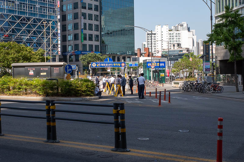 Korea for the 4th time - May and June 2022 - This rather bad photo is just to show the smoking area. You cannot smoke in the streets in Korean cities, just like Japan, only in the designated smok