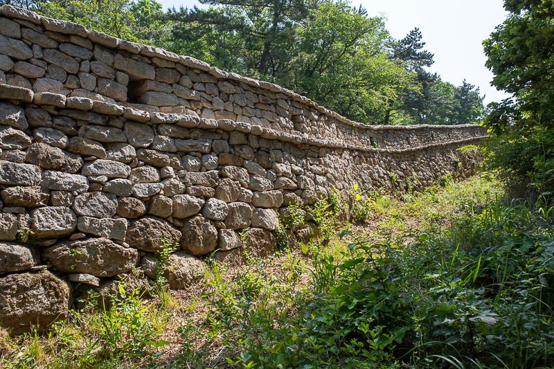 Korea-Busan-Hiking-Geumjeong - Behold, the wall! It was built around 1600, but there are some doubts as to who built it, why and exactly when, which seems a bit weird because it is 