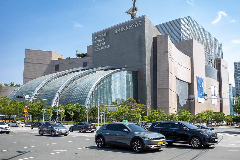 Korea for the 4th time - May and June 2022 - Here is the worlds largest department store. No really. The sign suggests it has a zoo.