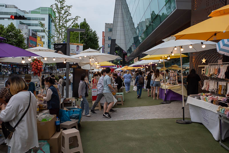 Korea for the 4th time - May and June 2022 - Out the front of the 15 level building I described above is a makers market thing, these seem quite popular in all of Korea. If I was paying rent to s