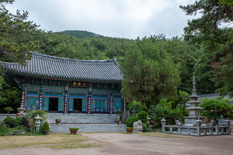 Korea-Busan-Hiking-Jangsan - The usual start of hike temple. Stay tuned for end of hike temple. Cloud rolling in!