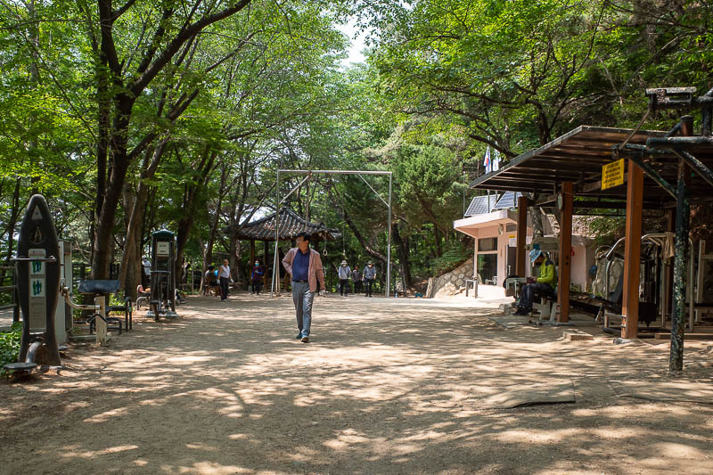 Korea for the 4th time - May and June 2022 - Here you can see one of the many outdoor gyms that are located on the trail, this one has gymnastics equipment like parallel bars and rings. I pulled 