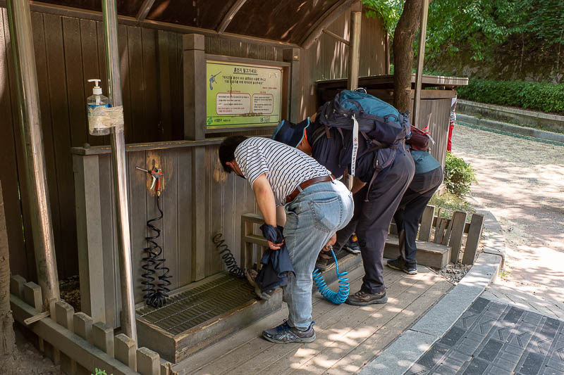 Korea for the 4th time - May and June 2022 - And as promised above, here is the special compressed air station for blowing the jasmine pollen out of your lovely hair. I had a great time hanging o