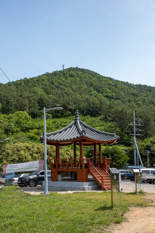 Korea-Yeosu-Hiking-Gubongsan - Back down from Gubongsan, it is time to go up Janggunsan. You have to cross a road.