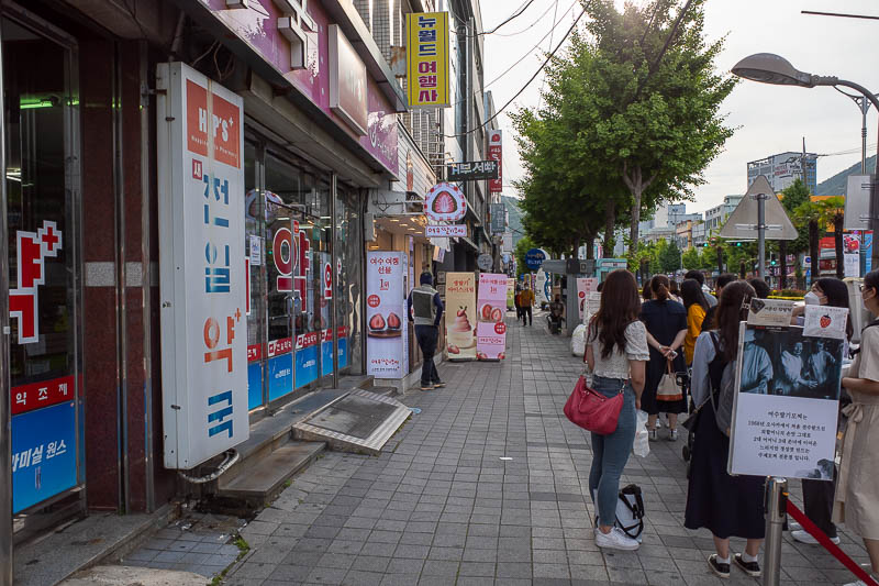 Korea-Yeosu-Food-Pasta - Not much of a photo, but when I came past on the bus earlier there was a line 100 metres down the street. Now there is a shorter line, but still a lin