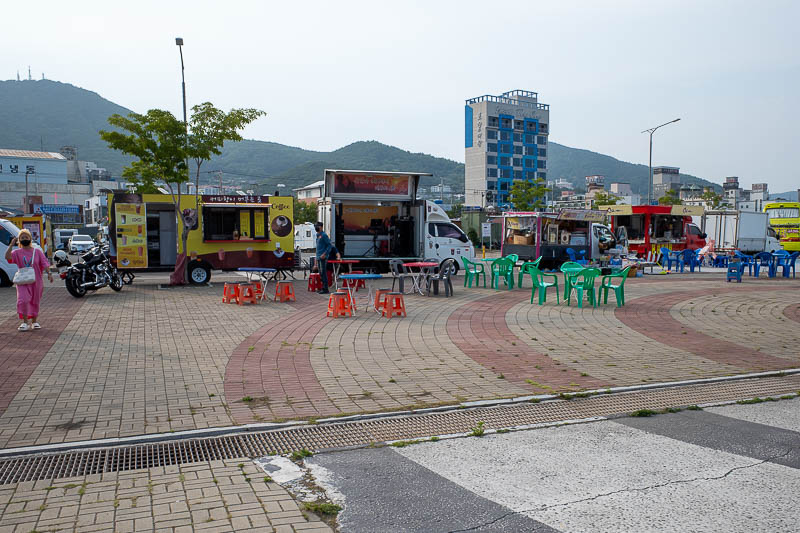 Korea-Yeosu-Food - Down at the fishing port, food trucks are setting up. Actually this is interesting, behind me along the waterfront there are some rather sad looking p