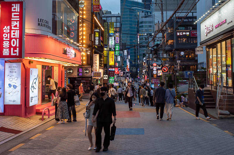 Korea-Seoul-Food-Jamsil - And because I could not let a Kodak clothes store be the last shot of the night, here is an almost getting dark Gangnam street as I return to my hotel