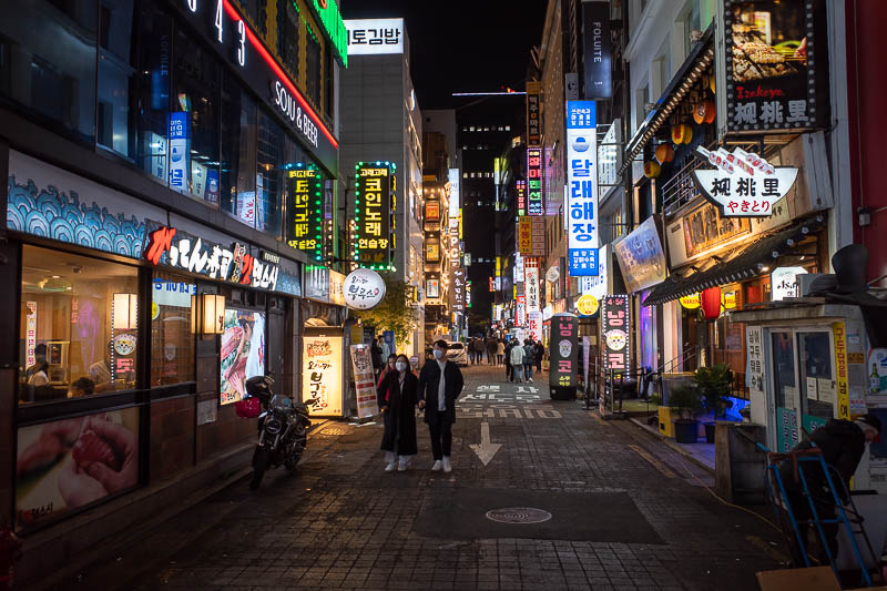 Korea twice in one year - November 2022 - I mentioned above, Myeongdong seems to be popular again, with lots of street traders with their carts and lots of people. For some reason I did not ta