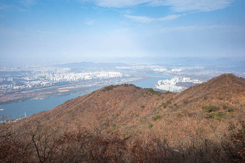 Korea-Seoul-Hiking-Yebongsan - A view all along the Hangang river back towards Seoul.