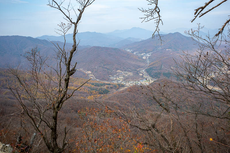 Korea-Seoul-Hiking-Yebongsan - A view down the valley in another direction. Some of the trees down there are still yellow.